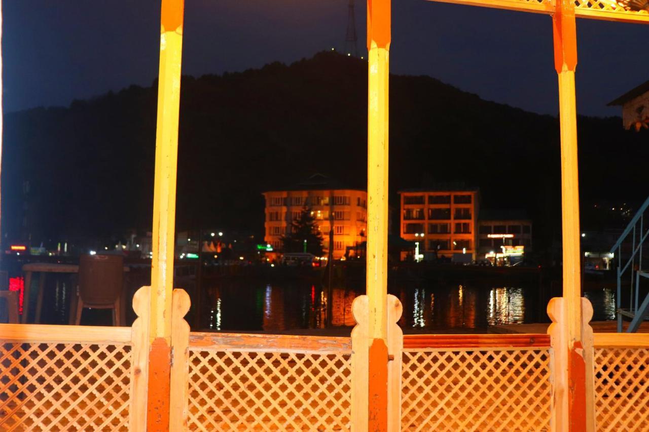 House Boat New Pala Palace Srīnagar エクステリア 写真