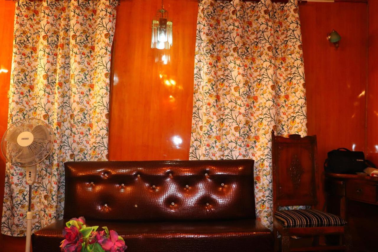 House Boat New Pala Palace Srīnagar エクステリア 写真