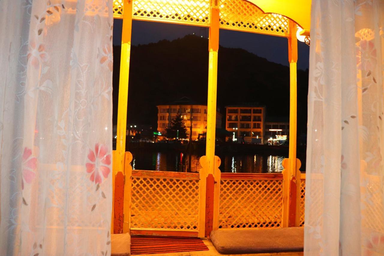 House Boat New Pala Palace Srīnagar エクステリア 写真