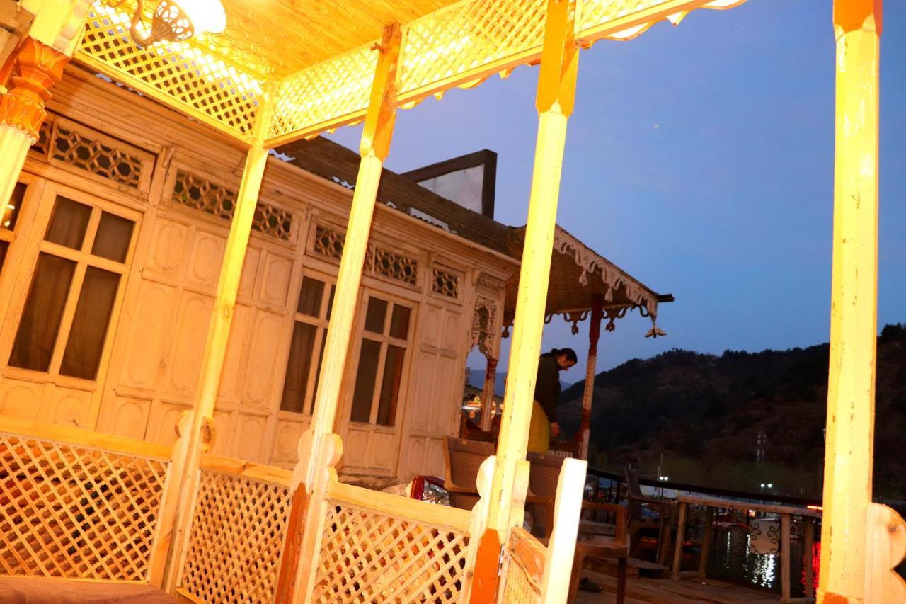 House Boat New Pala Palace Srīnagar エクステリア 写真