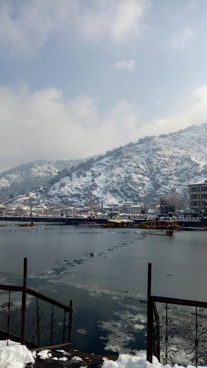 House Boat New Pala Palace Srīnagar エクステリア 写真